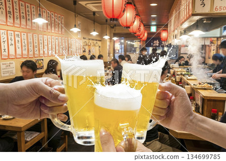 Toasting scene at an izakaya. Year-end party, New Year's party, farewell party 134699785