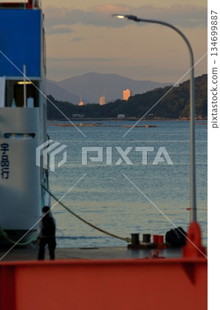 從江田島到廣島市的渡輪,那裡有摩天大樓林立。 從江田島到廣島市的渡輪,那裡有摩天大樓林立。 134699887