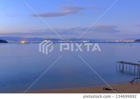 黃昏時分從江田島眺望廣島市和初日市 134699892