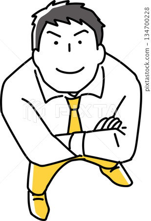 一名男員工抬頭望著，雙手交叉抱在胸前。 134700228