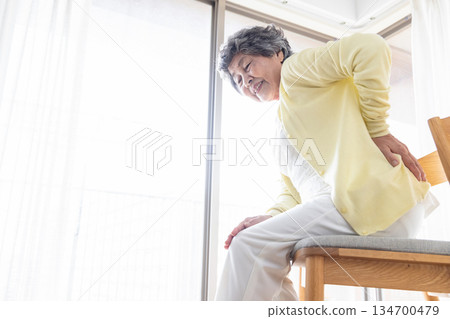 腰痛的高級女性 134700479