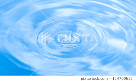 水面上美麗的漣漪 水面上美麗的漣漪 134700655