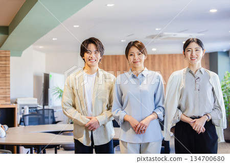 辦公室裡的年輕女商人 134700680