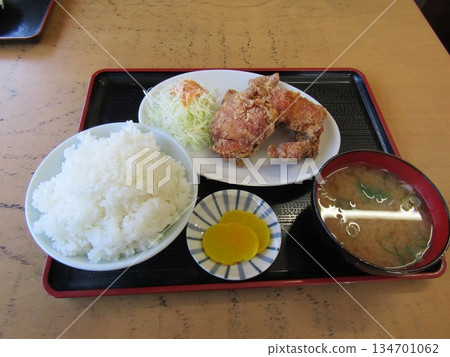 來自大分縣中津市本山馬町人氣餐廳“村上食堂”的“炸雞套餐” 來自大分縣中津市本山馬町人氣餐廳“村上食堂”的“炸雞套餐” 134701062