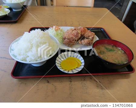 來自大分縣中津市本山馬町人氣餐廳“村上食堂”的“炸雞套餐” 來自大分縣中津市本山馬町人氣餐廳“村上食堂”的“炸雞套餐” 134701068
