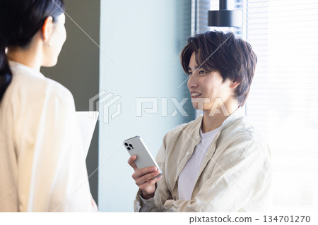商人在辦公室談話 134701270