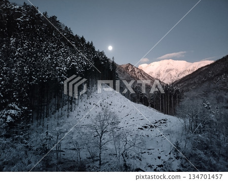 清晨的雪山谷川與寒月 134701457
