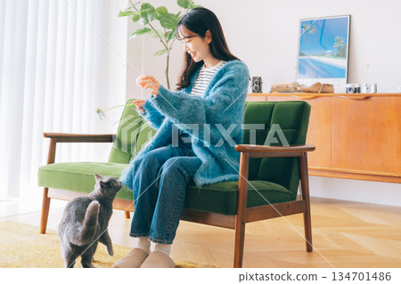 女人在客廳和貓玩耍 134701486