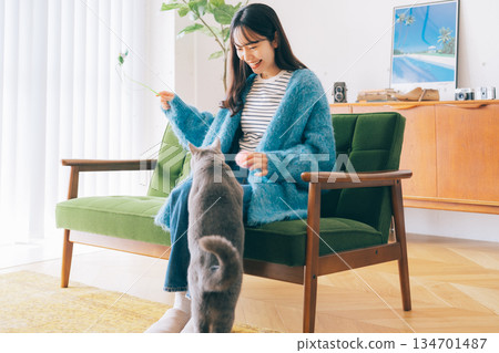 女人在客廳和貓玩耍 134701487