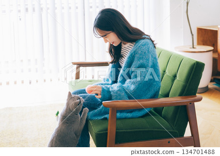 女人在客廳和貓玩耍 134701488