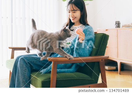 女人在客廳和貓玩耍 134701489