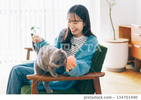 女人在客廳和貓玩耍 134701490