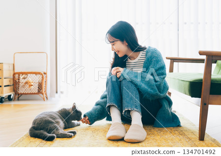 一個女人和一隻貓住在一起 134701492