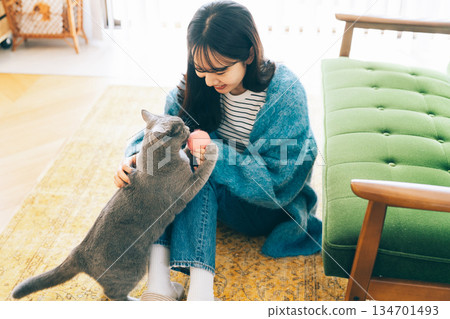 女人在客廳和貓玩耍 134701493