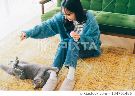 貓咪緊緊依偎著主人 134701496