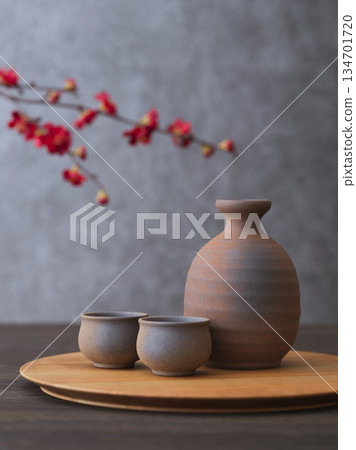 清酒圖像 清酒瓶和 choko 清酒套裝 134701720