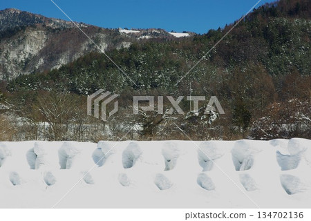 In winter, Kaida Plateau in Kiso Town, Nagano Prefecture, is home to snow-covered pastures, and beyond that you can see the snow-capped Mount Mitake. 134702136