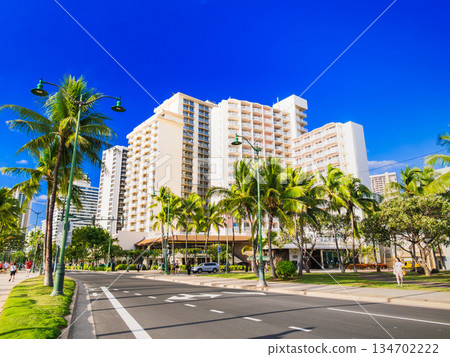 卡拉卡瓦大道 (Kalakaua Avenue)，夏威夷威基基的主要街道 134702222