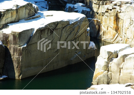 In winter, a large, box-like rock lies in the river at Nezame-no-Toko in Agematsu Town, Nagano Prefecture. In winter, a large, box-like rock lies in the river at Nezame-no-Toko in Agematsu Town, Nagano Prefecture. 134702558