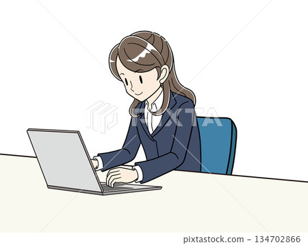 一位身穿西裝、微笑、正在操作筆記型電腦的女商務人士 134702866