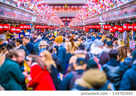 日本東京的都市景觀。年末。入境旅遊仍在繼續……彷彿置身異國他鄉……淺草寺擠滿了外國遊客。充滿希望的時代。 134702893