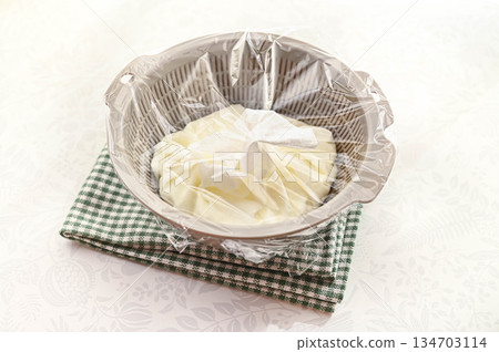 Drain the cream cheese dough in the refrigerator Drain the cream cheese dough in the refrigerator 134703114