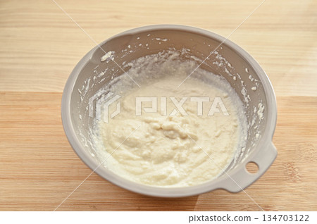 將麵粉和鹽加入碎豆腐中拌勻。 將麵粉和鹽加入碎豆腐中拌勻。 134703122