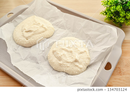 將豆腐麵包麵團放在烤盤上。 將豆腐麵包麵團放在烤盤上。 134703124