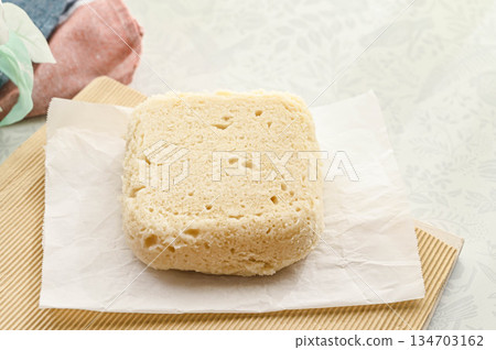 Microwave-made steamed tofu rice flour bread 134703162
