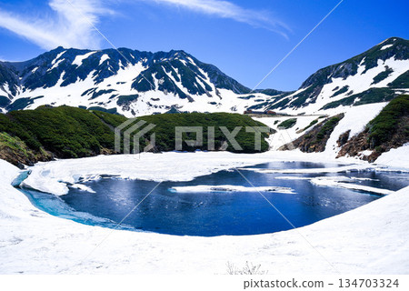 室堂初夏:禦栗池的積雪融化,可以遠眺壯觀的立山山脈(北阿爾卑斯山脈,殘雪) 室堂初夏:禦栗池的積雪融化,可以遠眺壯觀的立山山脈(北阿爾卑斯山脈,殘雪) 134703324