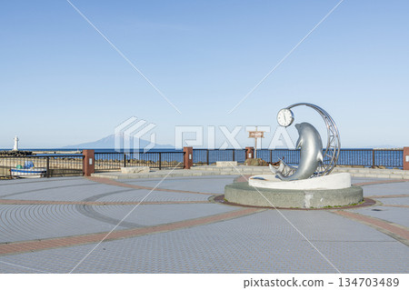 北海道稚內町野夏普岬江三泊漁港公園，背景是利尻島 134703489