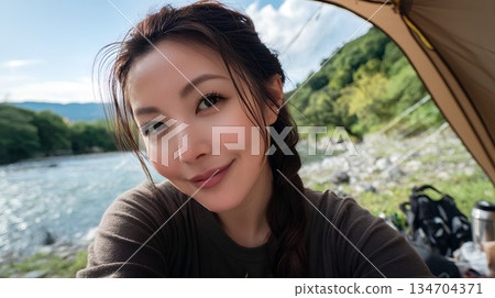 女人露營 134704371