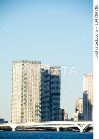 東京灣台場附近廣闊的海面，湛藍的天空下，遠處是東京的摩天大樓。 134704786