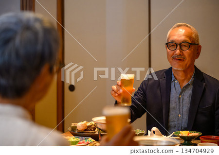 在日式房間裡用啤酒碰杯 134704929