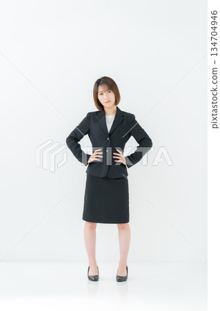 女商人，年輕女子，全身，陷入困境 134704946