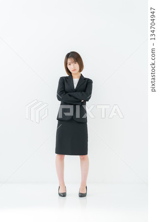 女商人，年輕女子，全身，陷入困境 134704947