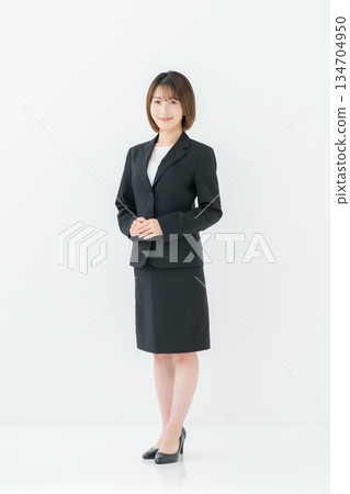 Business woman, young woman, whole body Business woman, young woman, whole body 134704950
