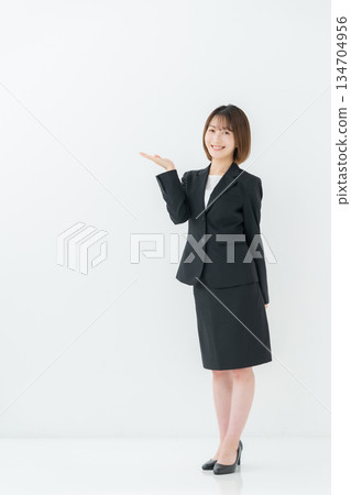 女商人，年輕女子，全身，舉起手 134704956