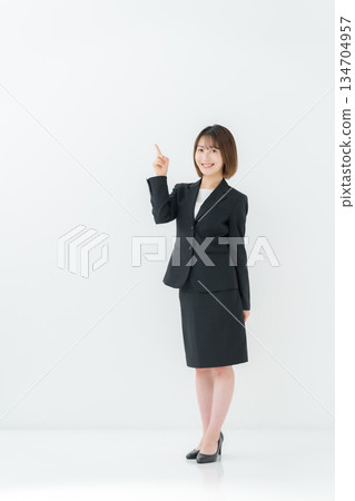 女商人，年輕女子，全身，指點 134704957