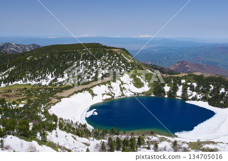 從吾妻山脈一齋京山眺望白雪皚皚的五色沼湖。 134705016