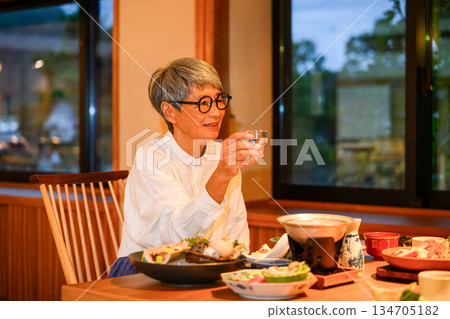 一位女士在日式旅館享用清酒 134705182