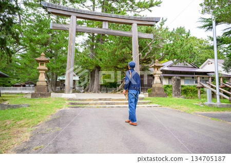 一名男子站在鳥居前 134705187