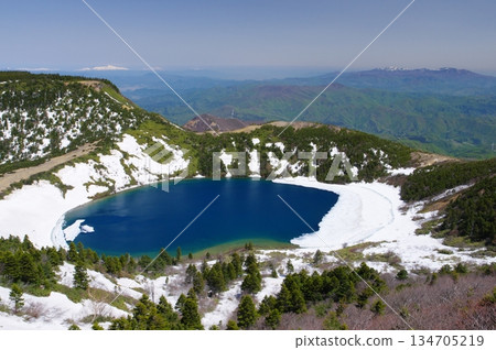 從吾妻山脈一齋京山眺望白雪皚皚的五色沼湖。 從吾妻山脈一齋京山眺望白雪皚皚的五色沼湖。 134705219