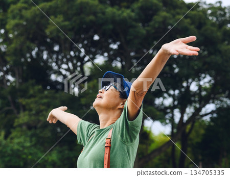 老人們在戶外張開雙臂 [攝影協助：沖繩海濱度假村雅] 134705335