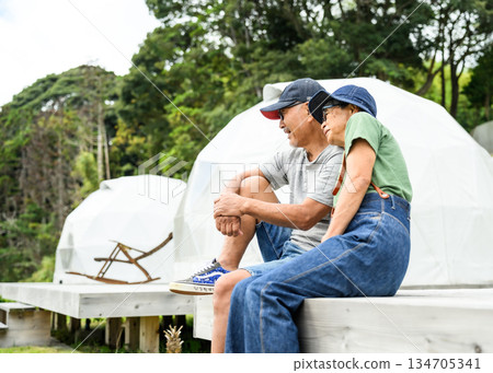 一對老年夫婦在戶外休息(照片由沖繩海濱度假村雅提供) 一對老年夫婦在戶外休息(照片由沖繩海濱度假村雅提供) 134705341