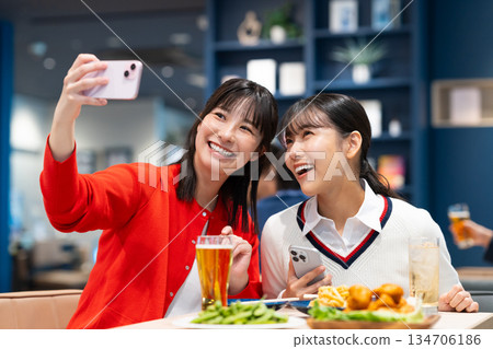 年輕女子在酒會上拍照 年輕女子在酒會上拍照 134706186