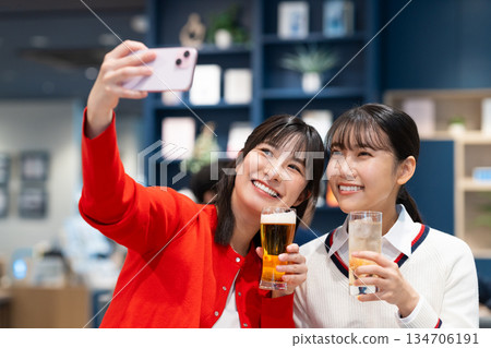 年輕女子在酒會上拍照 年輕女子在酒會上拍照 134706191