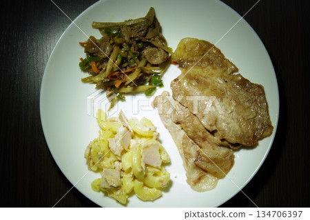 美味的晚餐 美味的晚餐 134706397