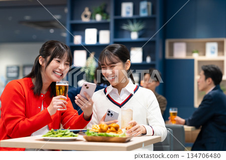 年輕女子在女孩聚會上看著智慧型手機 134706480