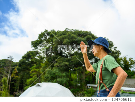 一位女士舉起雙手遮擋陽光。 （圖片由沖繩海濱度假村雅提供） 134706611